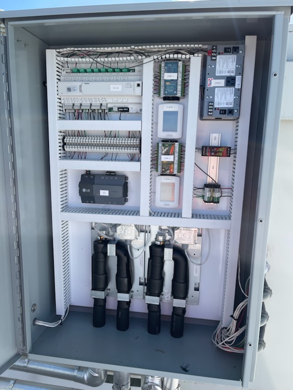 Building-management control cabinet with Siemens and LG DDC controllers